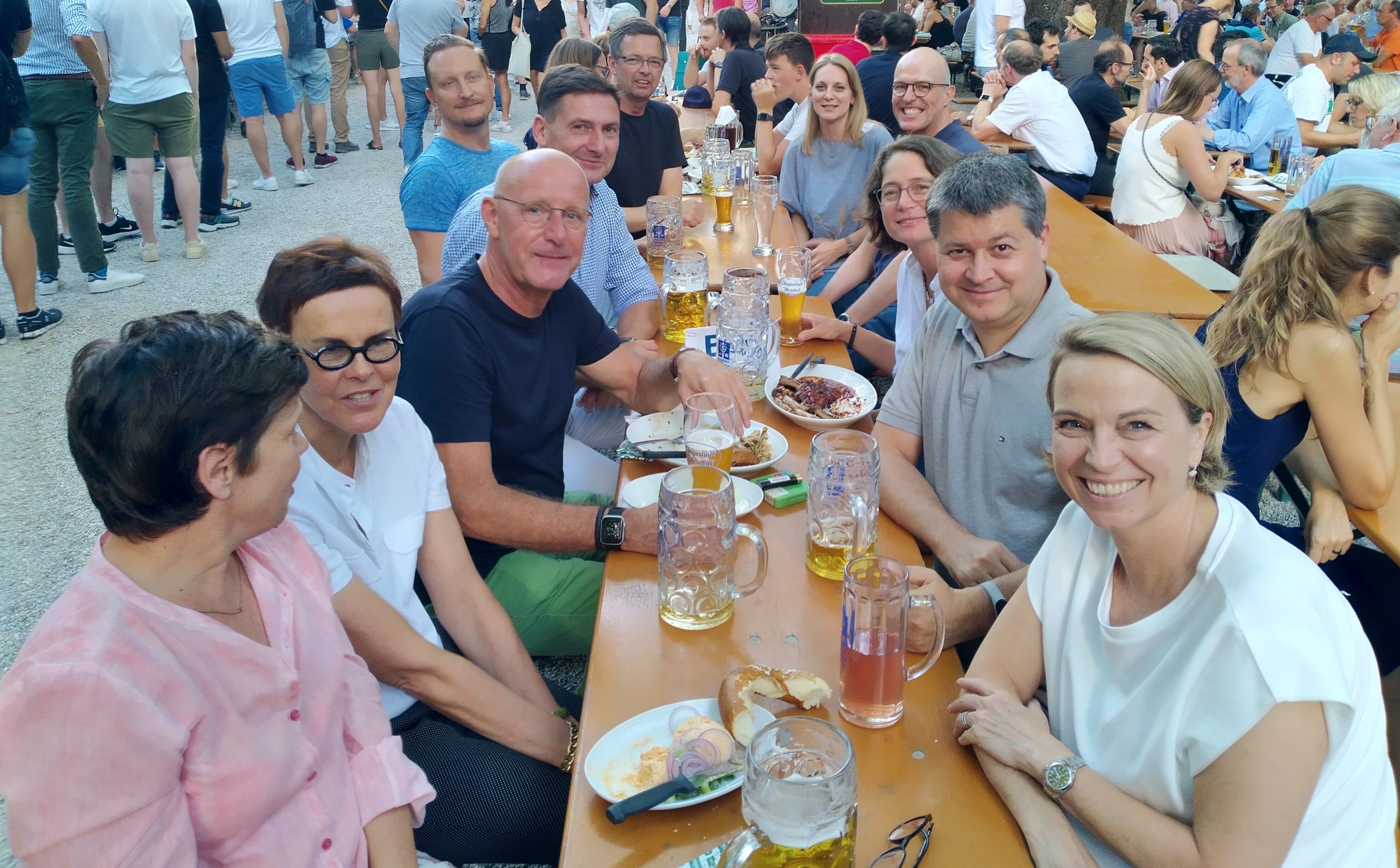 RG München netzwerkte wieder im Biergarten 
